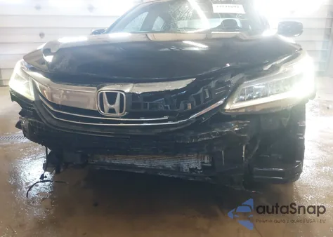 2016 Honda Accord Touring z USA, uszkodzony, nr VIN 1HGCR3F95GA032197